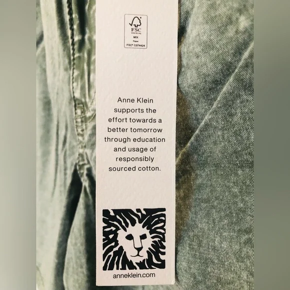 Anne Klein pleated shorts - Picture 4 of 6